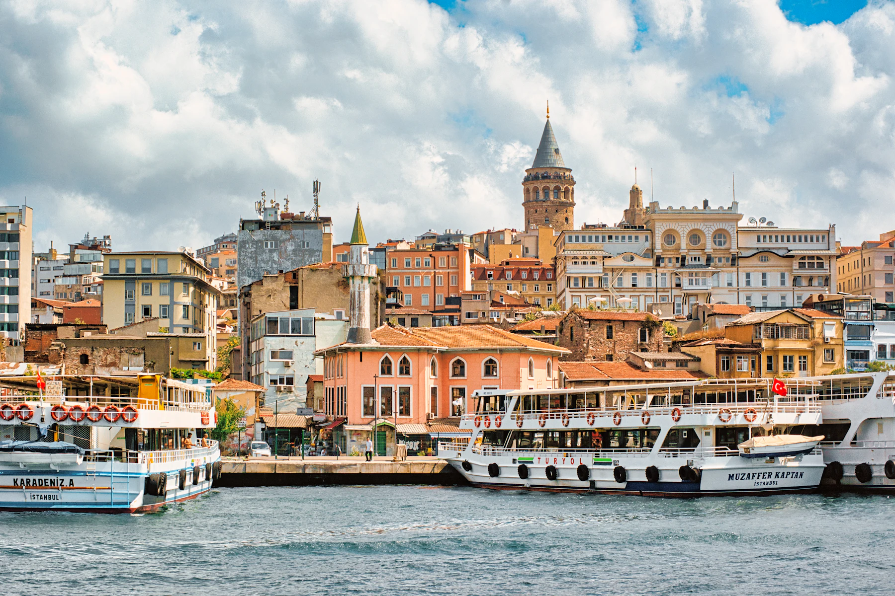 Haliç kıyısında, Fener ile Balat arasında sabah.