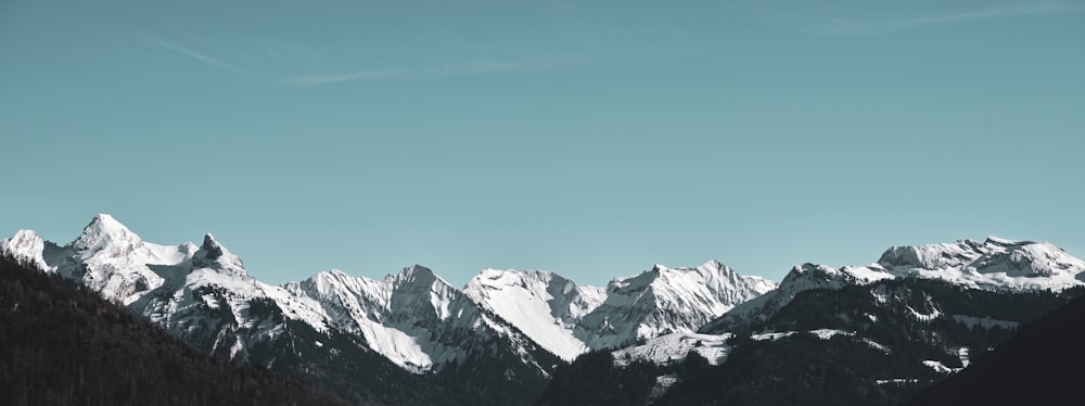 montagne enneigée sous ciel bleu pendant la journée