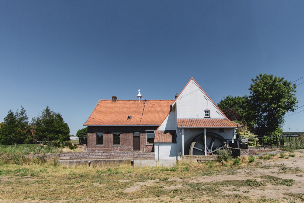 maison brune et blanche sous le ciel bleu pendant la journée