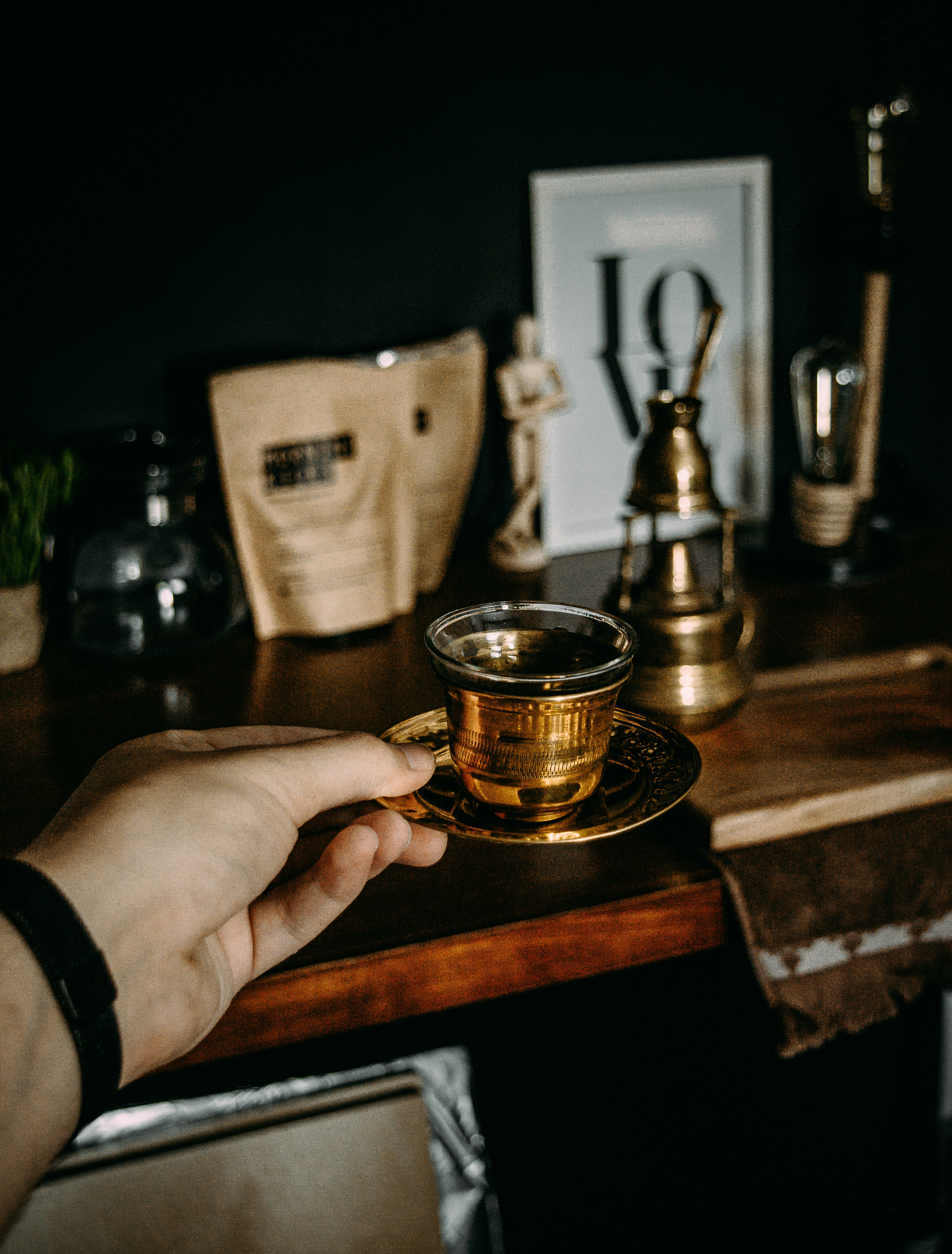 透明なガラスのコップを持つ人の写真 Unsplashで見つけるガラスの無料写真