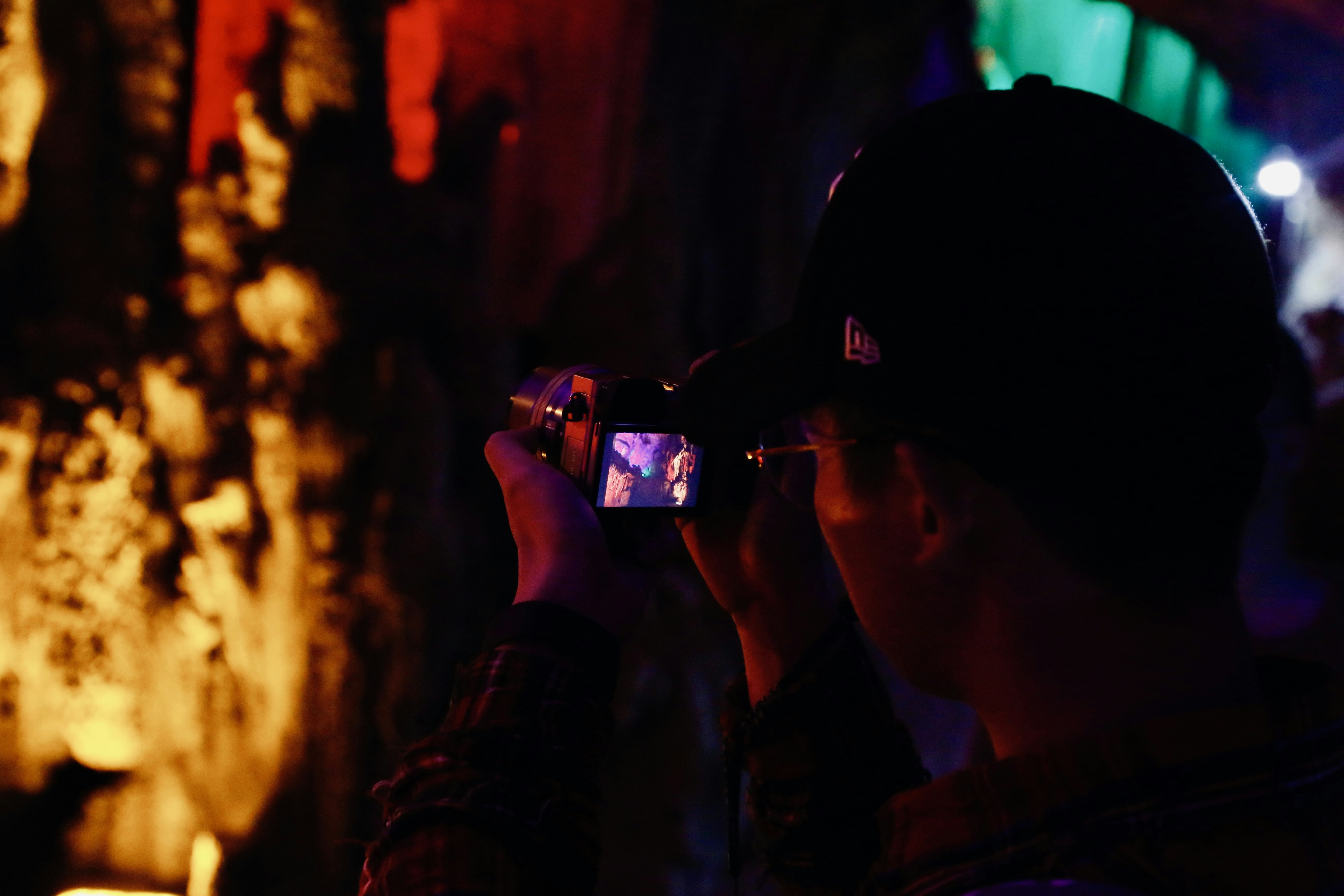 una persona tomando una foto con un teléfono celular