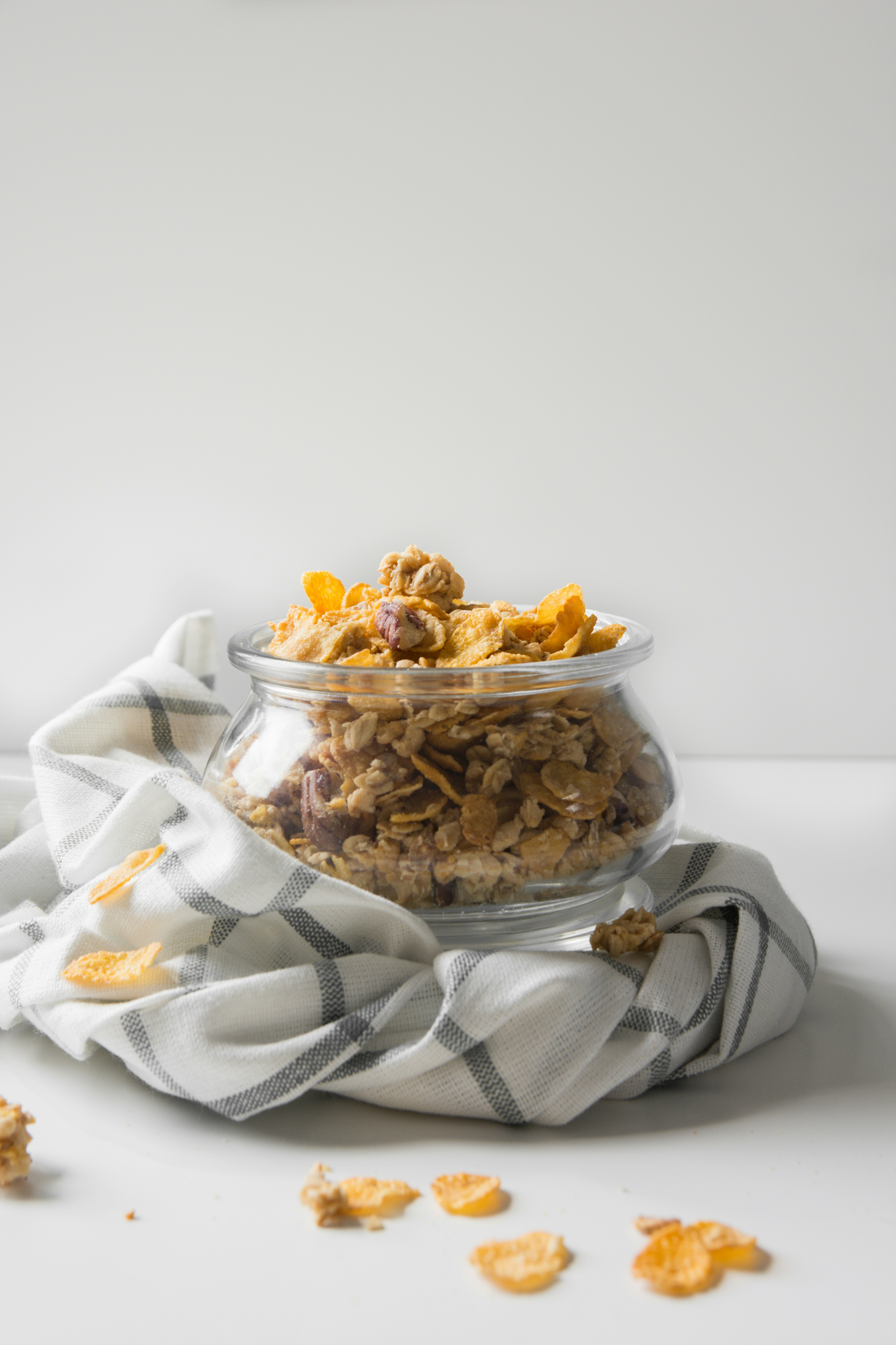 mangkuk kaca bening dengan makanan