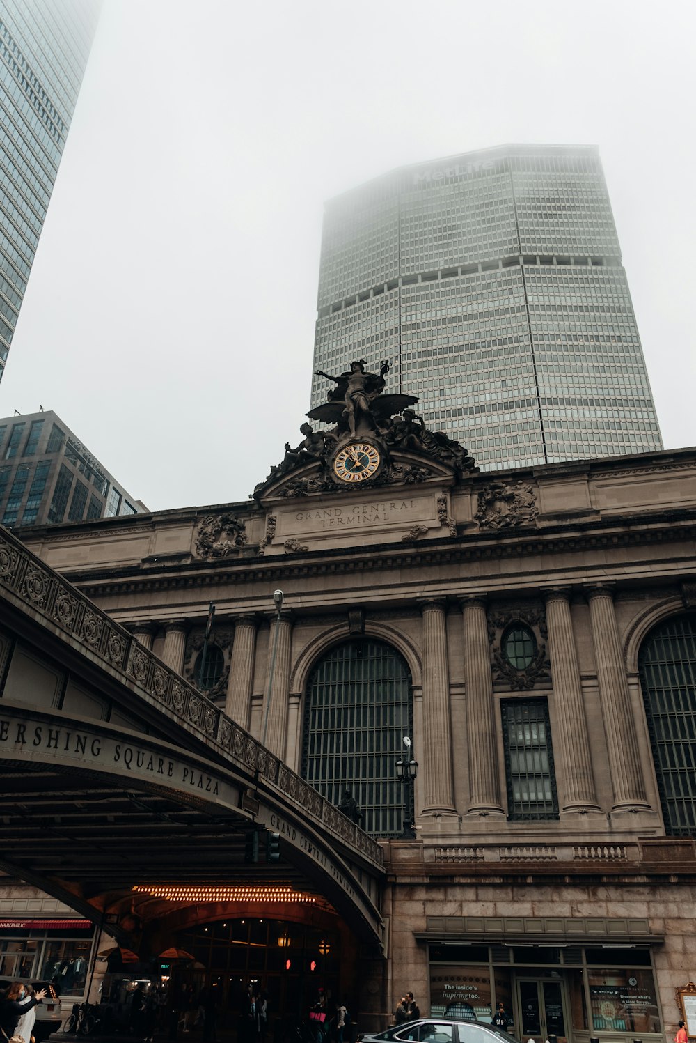 Edificio de hormigón marrón con torre del reloj