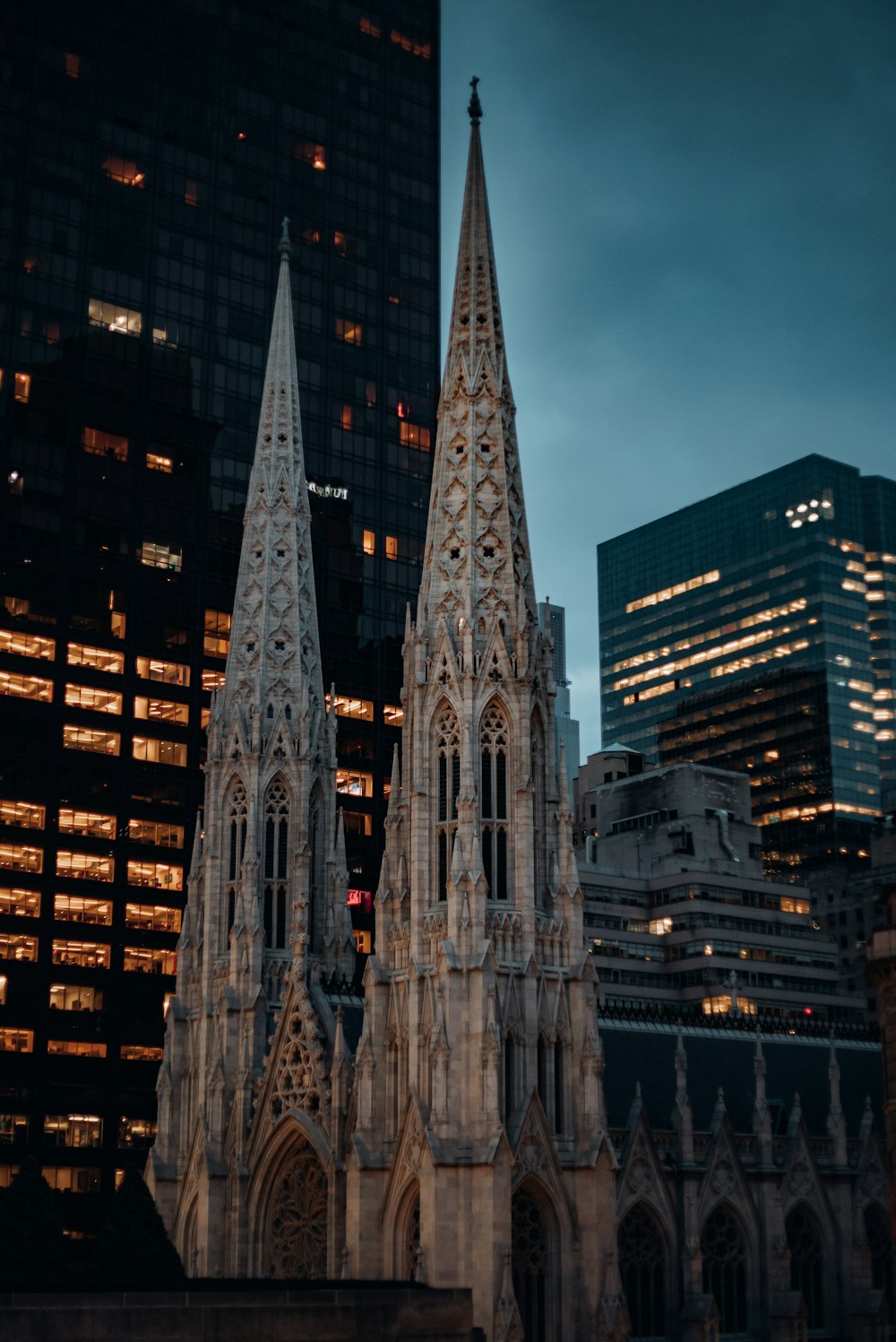 edifício alto preto durante a noite