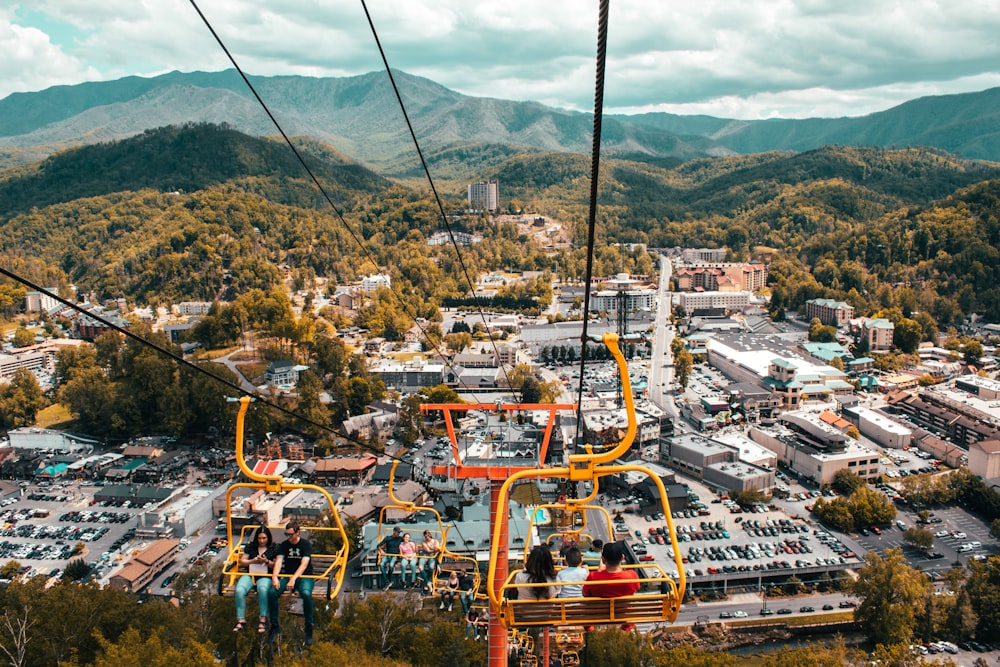 Menschen, die tagsüber mit der Seilbahn über die Stadt fahren