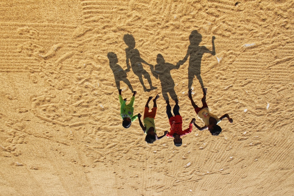 Menschen, die tagsüber auf Sand spazieren gehen