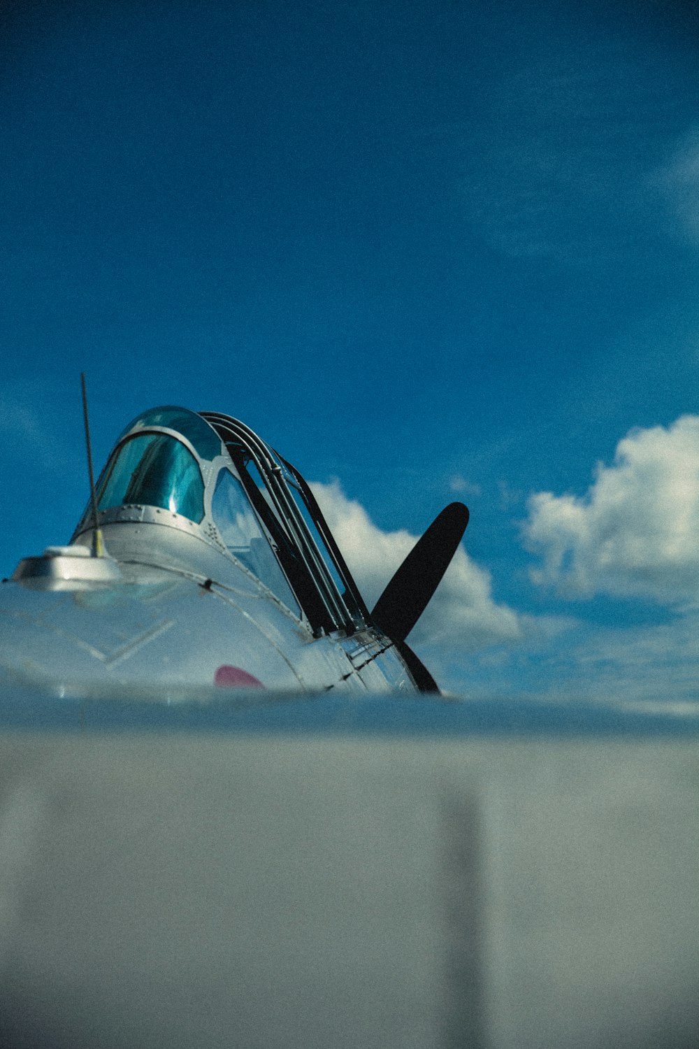 avion à réaction blanc et noir sous le ciel bleu pendant la journée