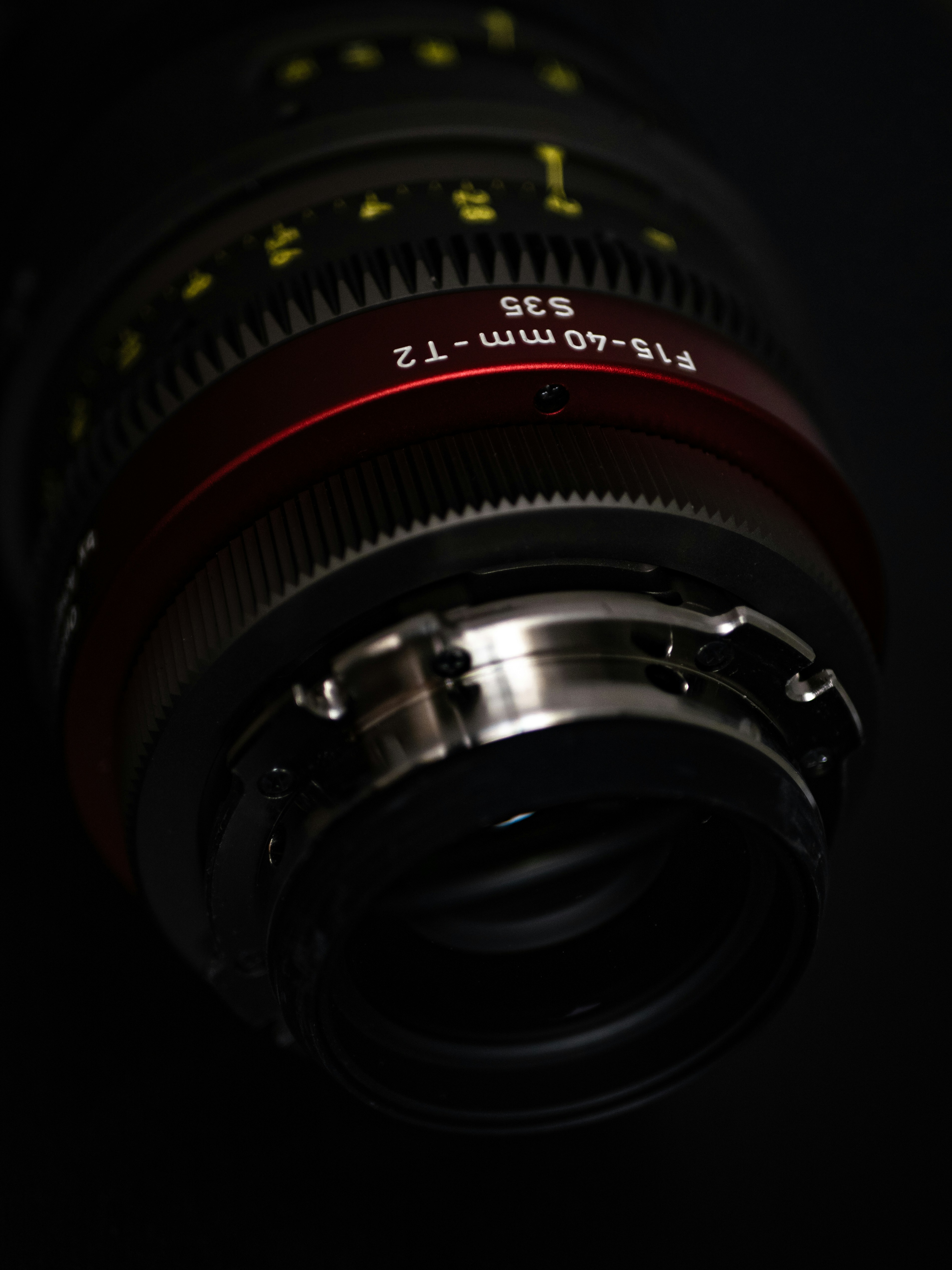 obiettivo della fotocamera nero e rosso