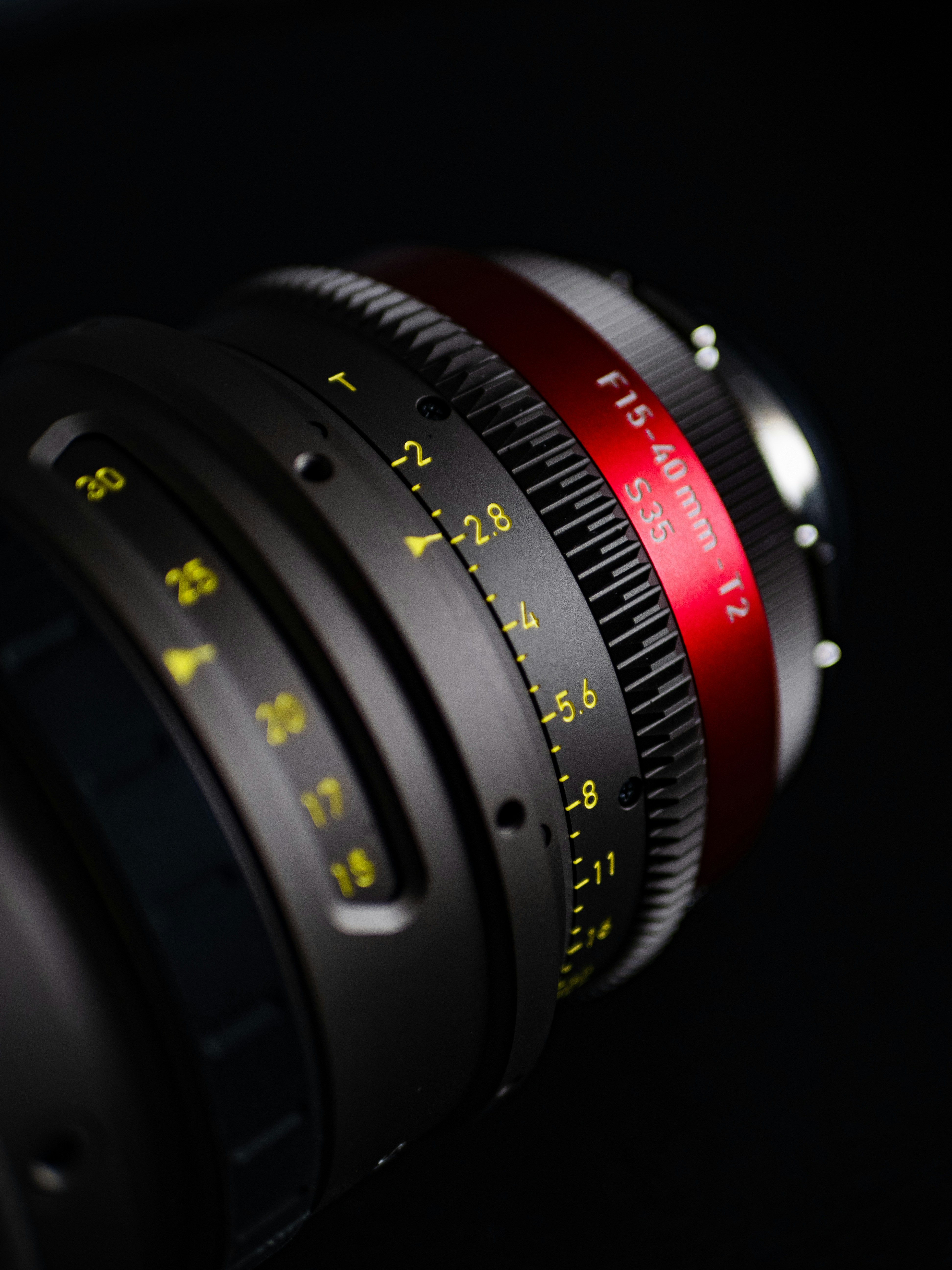 obiettivo della fotocamera nero e rosso