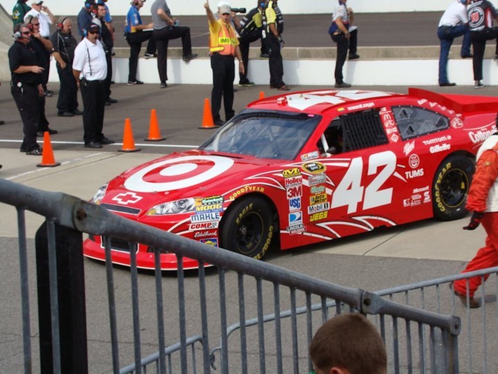 um carro de corrida vermelho com um número 42 pintado nele