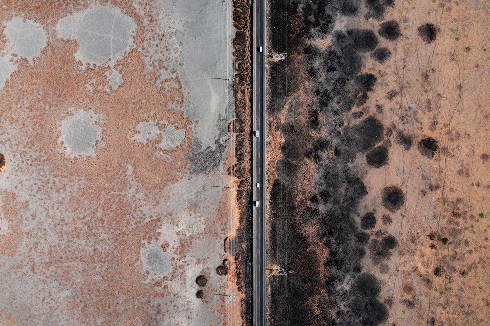 uma vista aérea de uma estrada e um campo