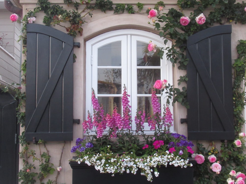 ein Fenster mit einem Blumenstrauß darin