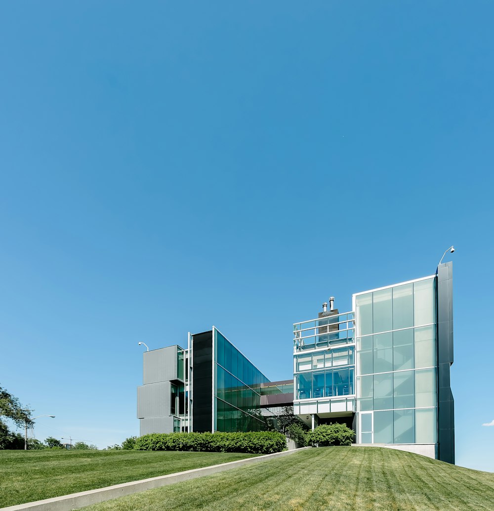 Weißes Betongebäude unter blauem Himmel tagsüber