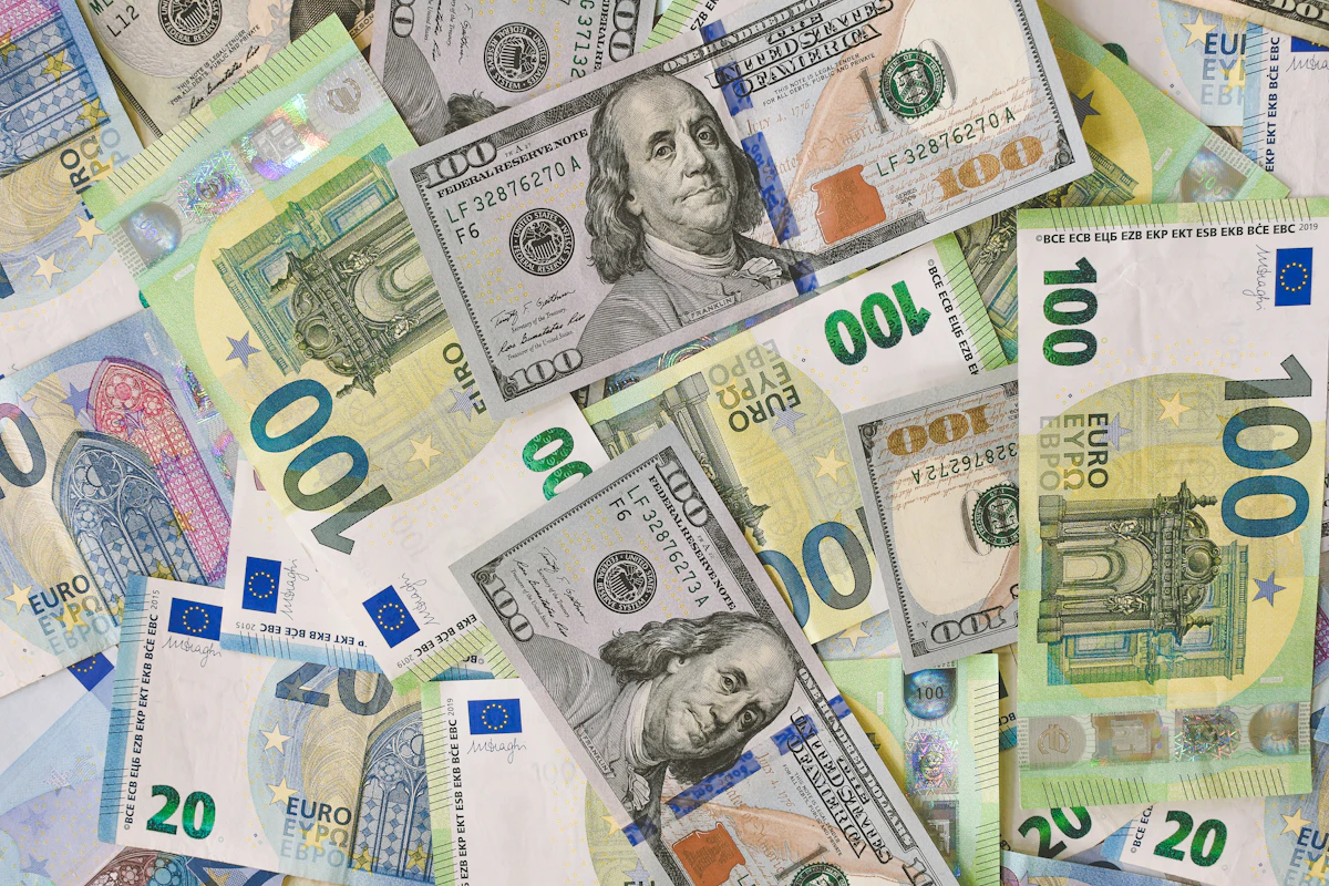 Euro-Banknoten auf einem Tisch