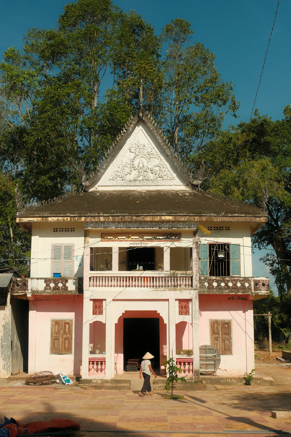 Casa de hormigón blanco y marrón