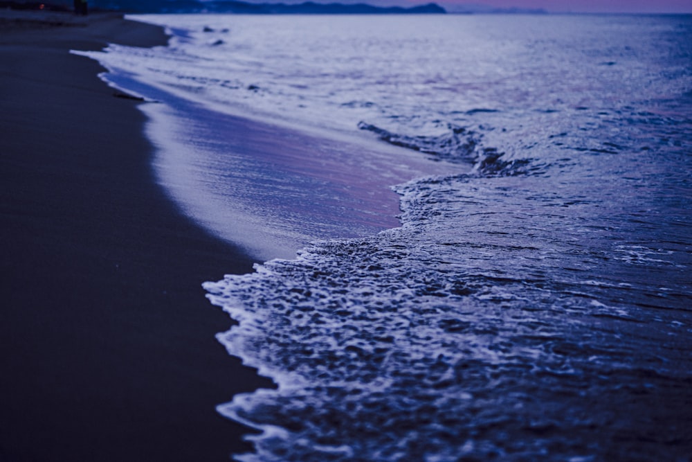 ocean waves crashing on shore during daytime