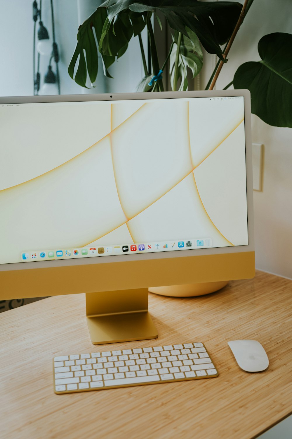 un monitor de computadora sentado encima de un escritorio de madera