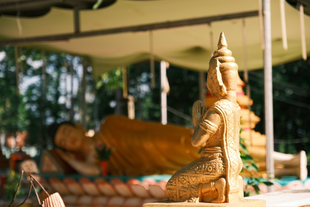 Figura dorada de Buda en lente de desplazamiento inclinable