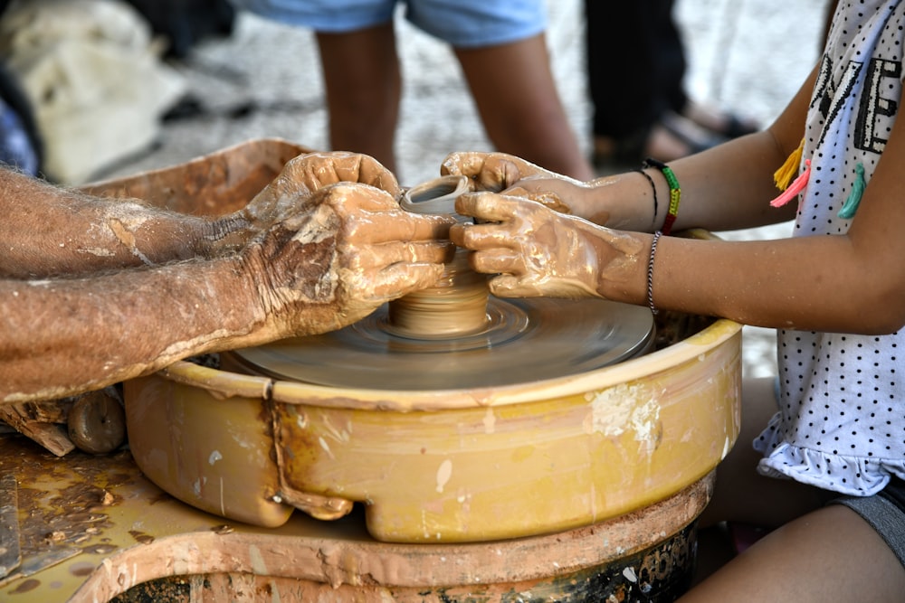 Una mujer está haciendo una olla en una rueda