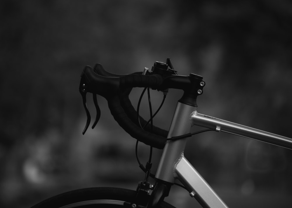 背景がぼやけた自転車のハンドルバーの接写
