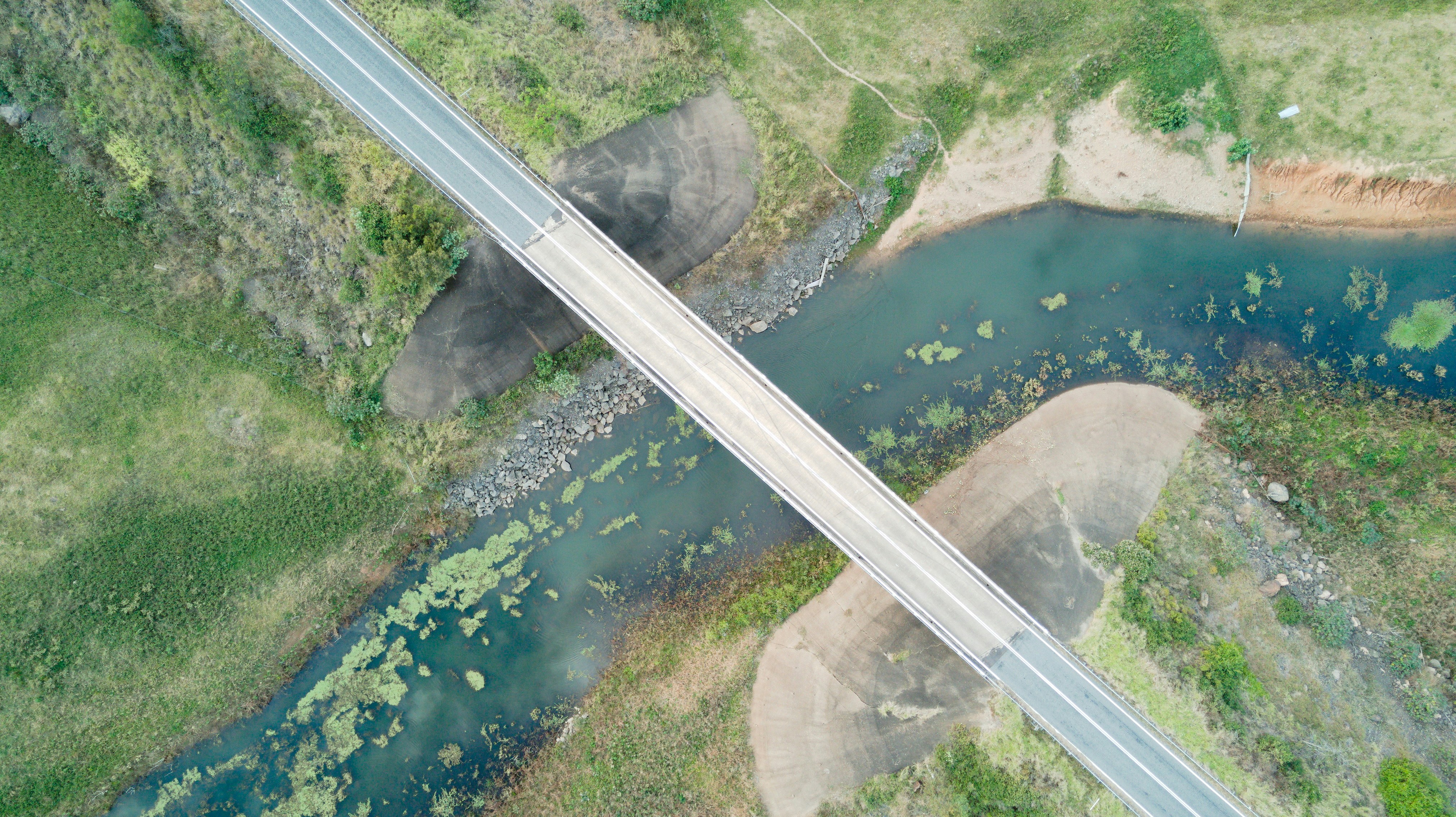 강 위의 다리의 조감도