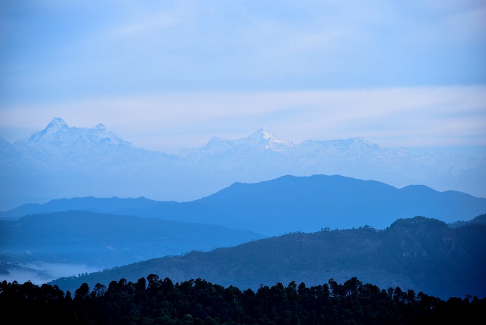 una vista de una cordillera en la distancia