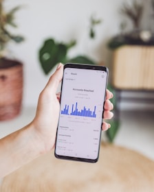 DGP - uw digitale groeipartner  | een persoon met een mobiele telefoon in zijn hand