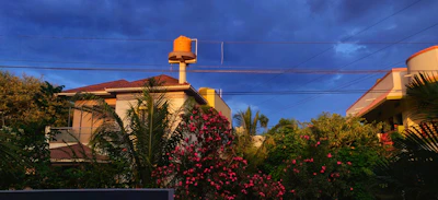 Friendly technician arriving at a residential house in the Santiago metropolitan area.