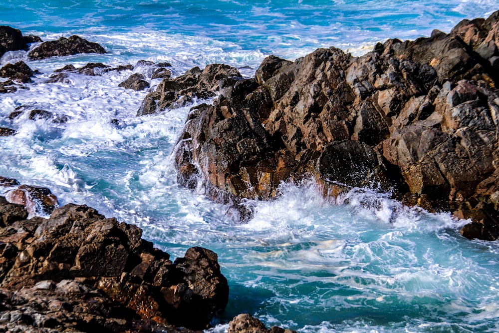 Formazione rocciosa marrone sul mare durante il giorno