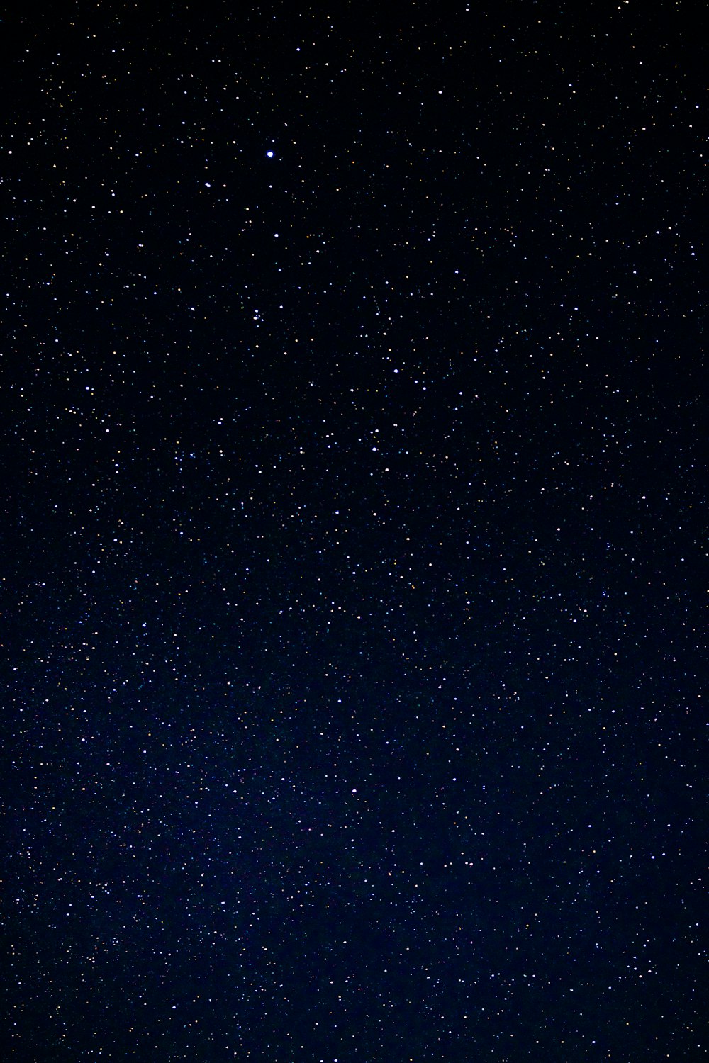 estrelas pretas e brancas no céu