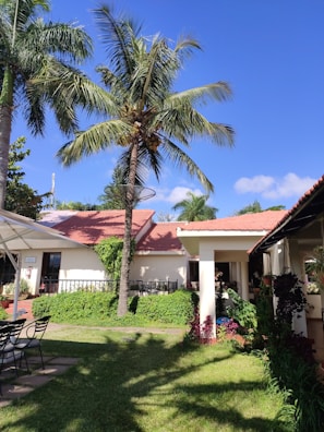 Beautiful garden space of an anticrético home, perfect for relaxation.