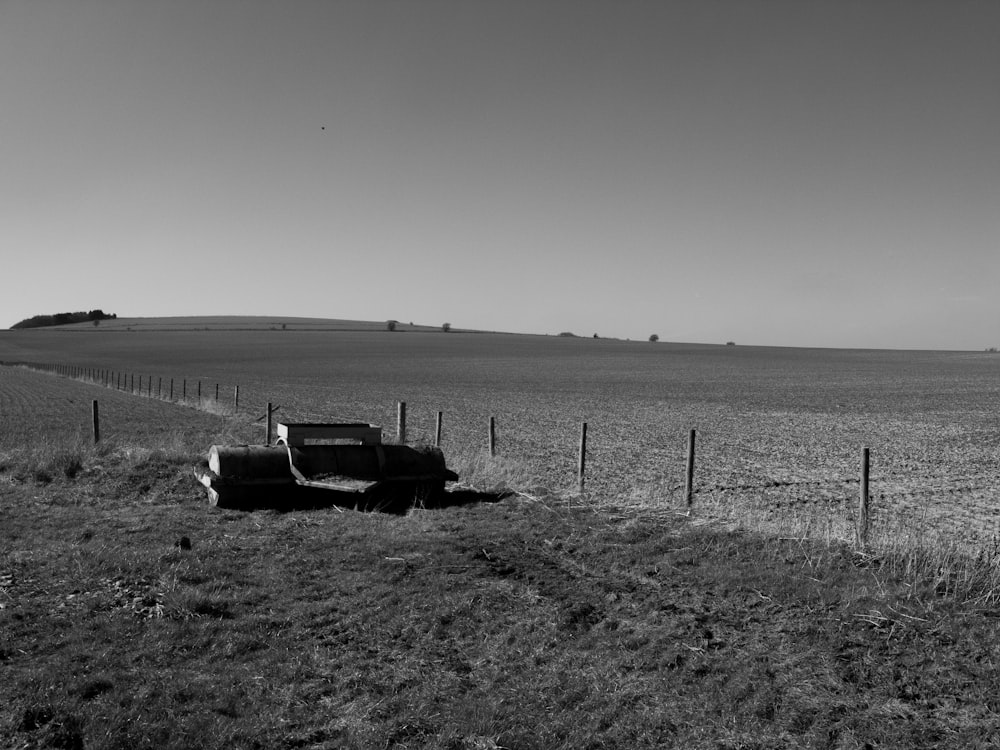 Ein Schwarz-Weiß-Foto eines Lastwagens auf einem Feld