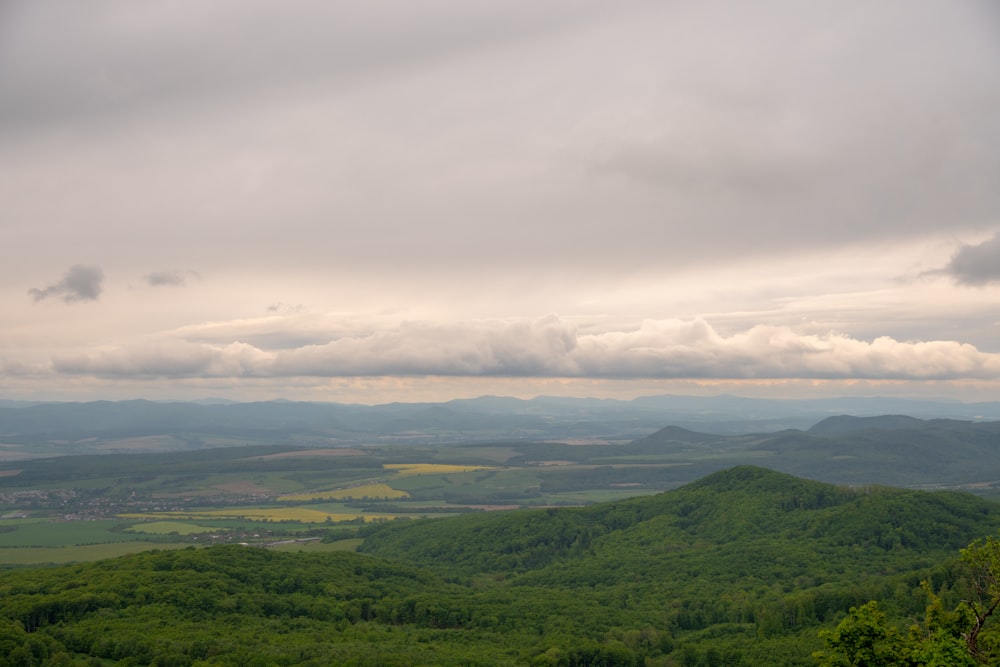 uma vista panorâmica de um vale com montanhas à distância