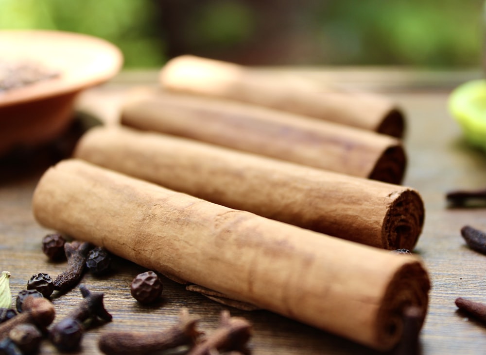 un gruppo di cannelle seduti sopra un tavolo di legno