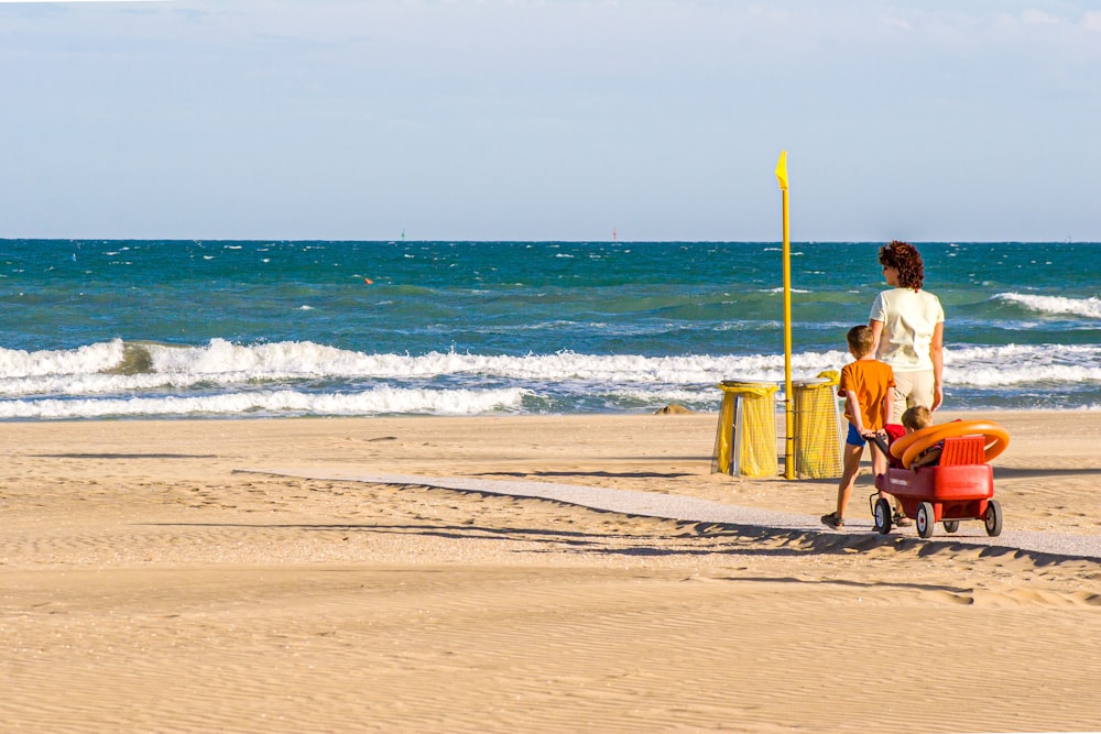 Eine Frau und ein Kind spazieren am Strand