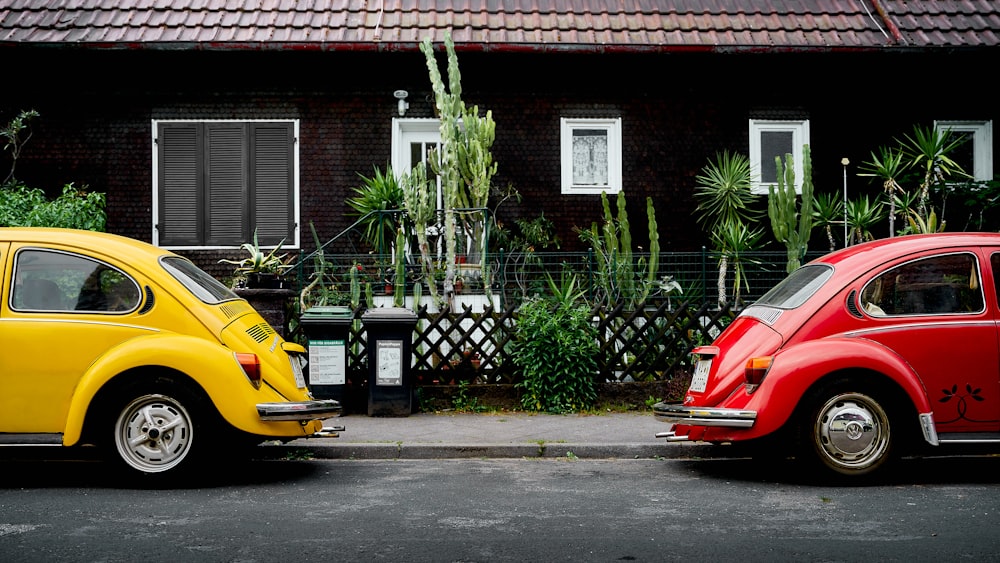Un par de autos estacionados uno al lado del otro
