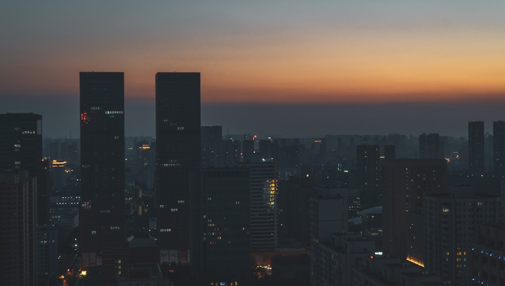 Ein Blick auf eine Stadt bei Nacht von der Spitze eines Gebäudes