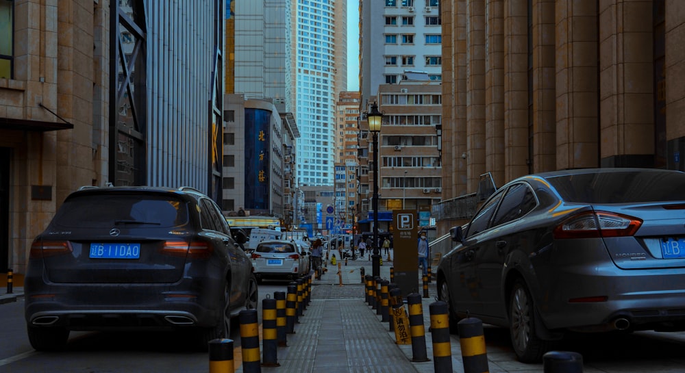 고층 건물 옆에 많은 교통량이 많은 도시 거리