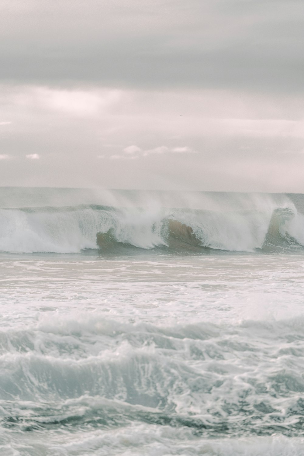 Un uomo che cavalca una tavola da surf in cima a un'onda nell'oceano