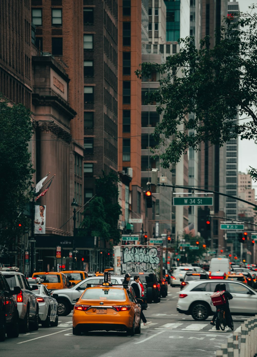 a busy city street filled with lots of traffic