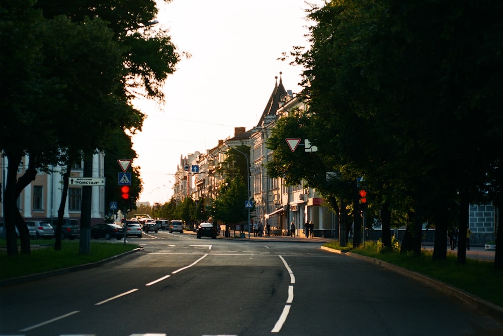 Eine Stadtstraße mit roter Ampel