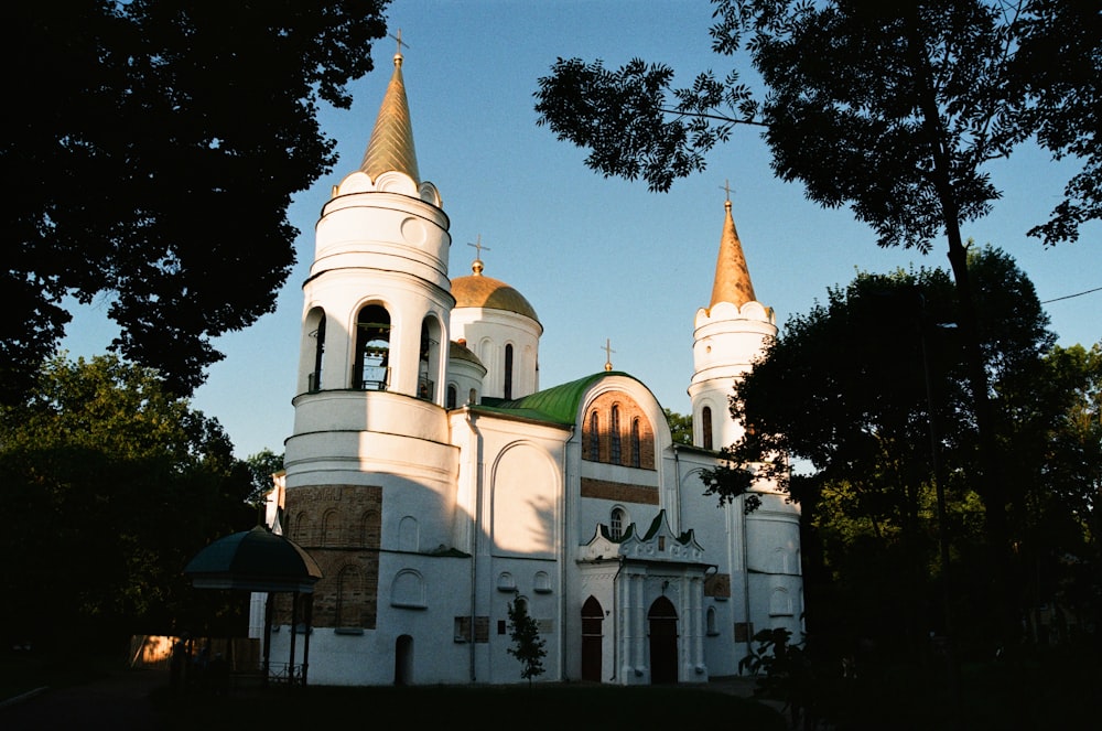una iglesia blanca con dos torres y un techo verde