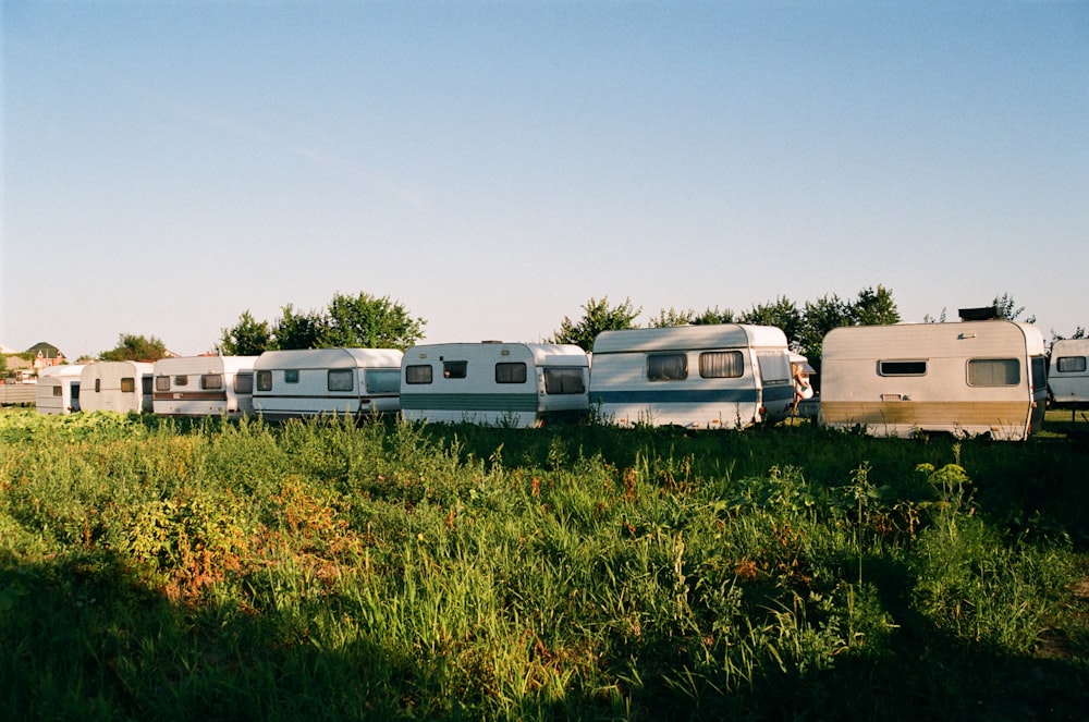 a group of rvs are parked in a field
