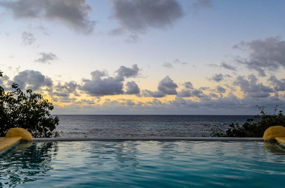 ein großes Schwimmbad mit Blick auf das Meer