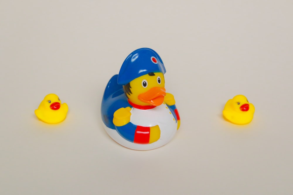 jouet canard bleu, rouge et jaune