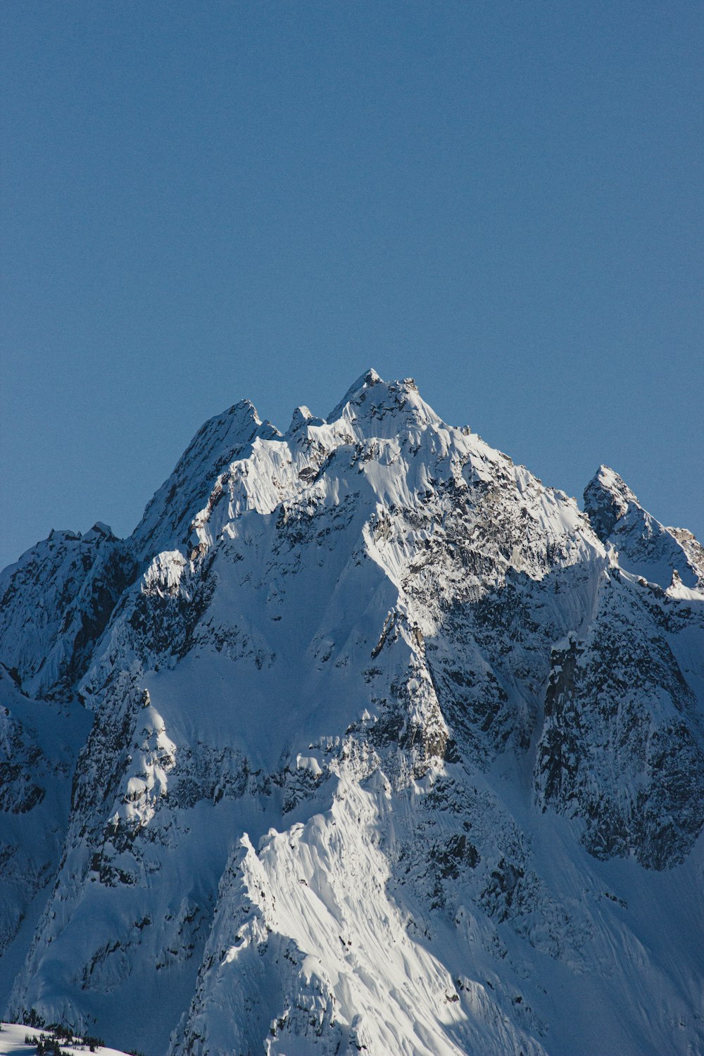 montagna coperta di neve sotto il cielo blu durante il giorno