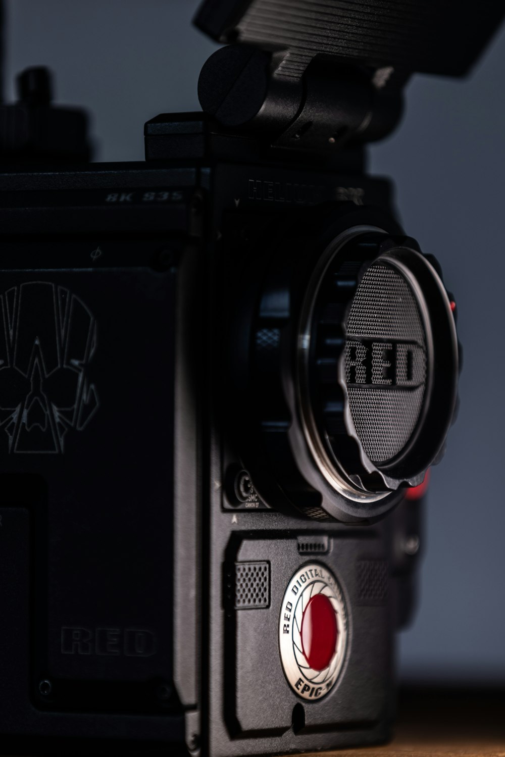빨간불이있는 검은 색과 회색 카메라
