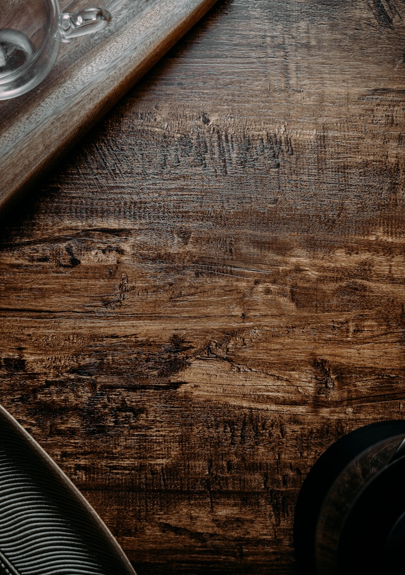 Scarpa in pelle su superficie in legno