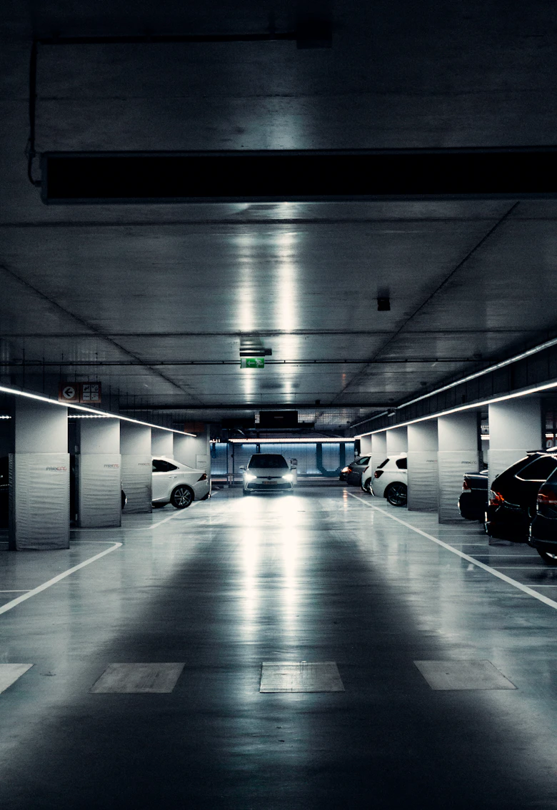 Fahrzeuge in einer Tiefgarage