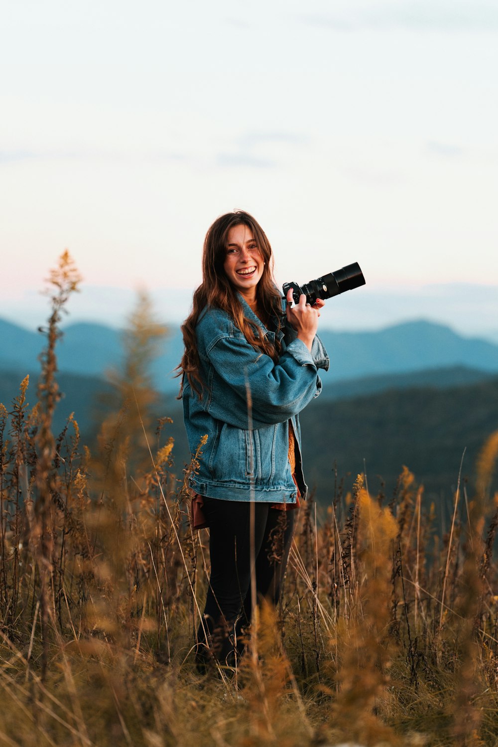 Una mujer tomando una foto con una cámara